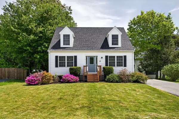 13 Crabtree Drive, Topsham, ME 04086