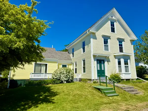 16 Brighton Avenue, Vinalhaven, ME 04863