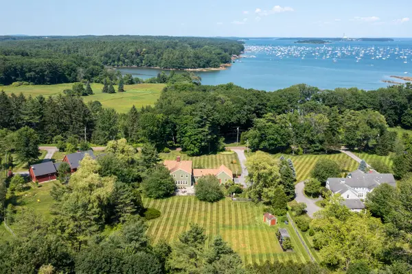 17 Thornhurst Road, Falmouth, ME 04105