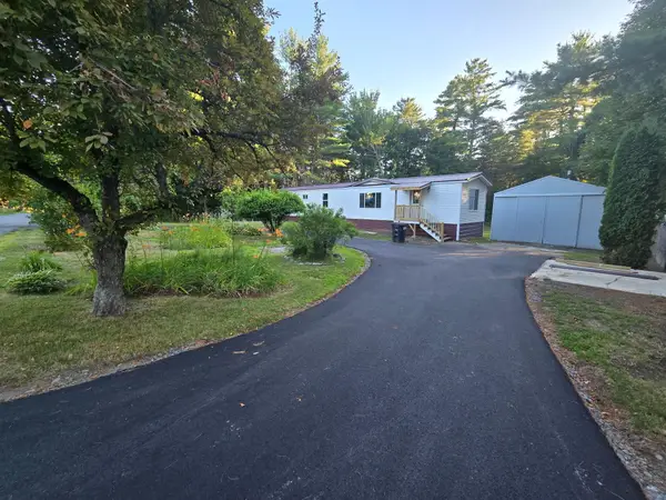 522 North Street, Hermon, ME 04401