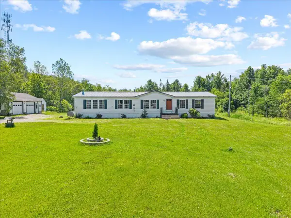 405 E Road, Bradford, ME 04410