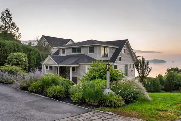 32 Edgewater Road, Falmouth, ME 04105