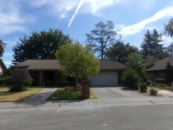 7074 Lazy River Way, Sacramento, CA 95831