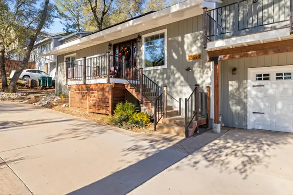 23523 Shadow Dr, Auburn, CA 95602