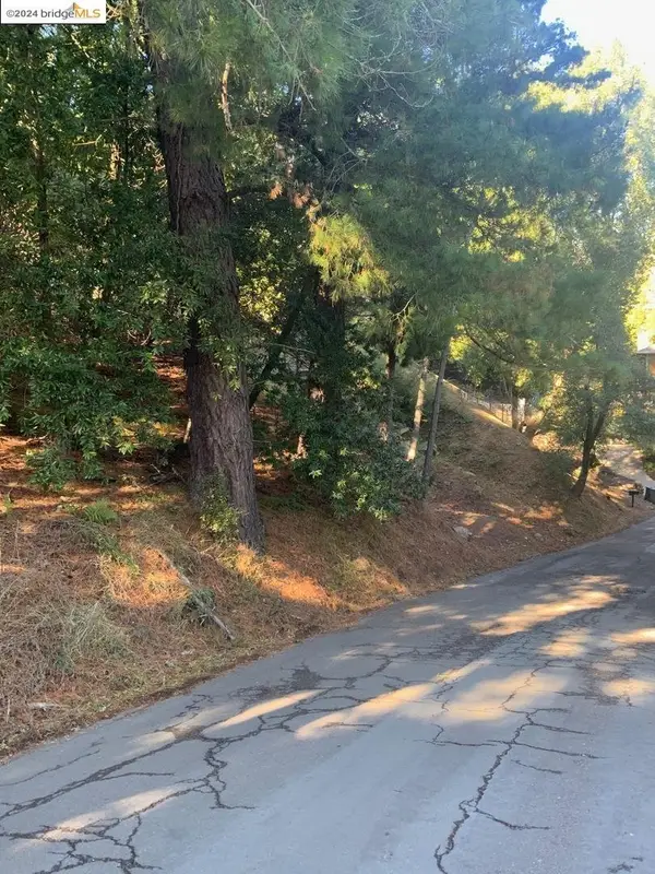 6825 Saroni Drive, Oakland, CA 94611