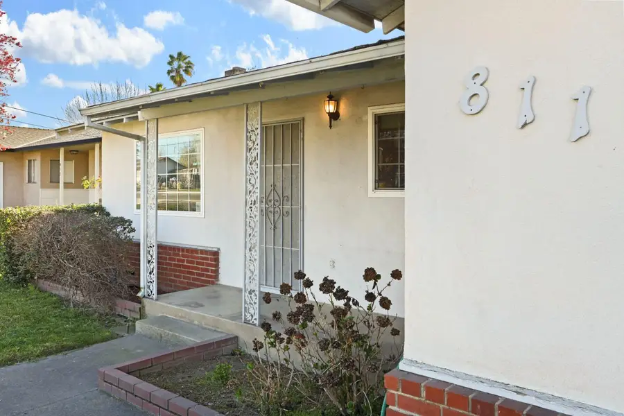 811 E C Street, Oakdale, CA 95361 - #2