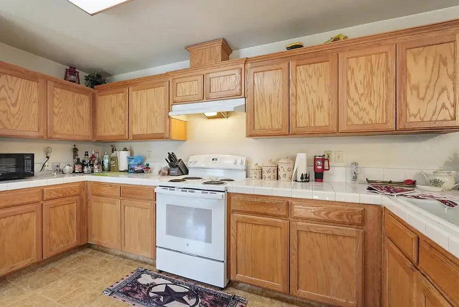 208 Riverside Avenue, Chowchilla, CA 93610 - #3