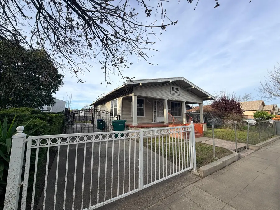 2111 E Hazelton Avenue, Stockton, CA 95205 - #2