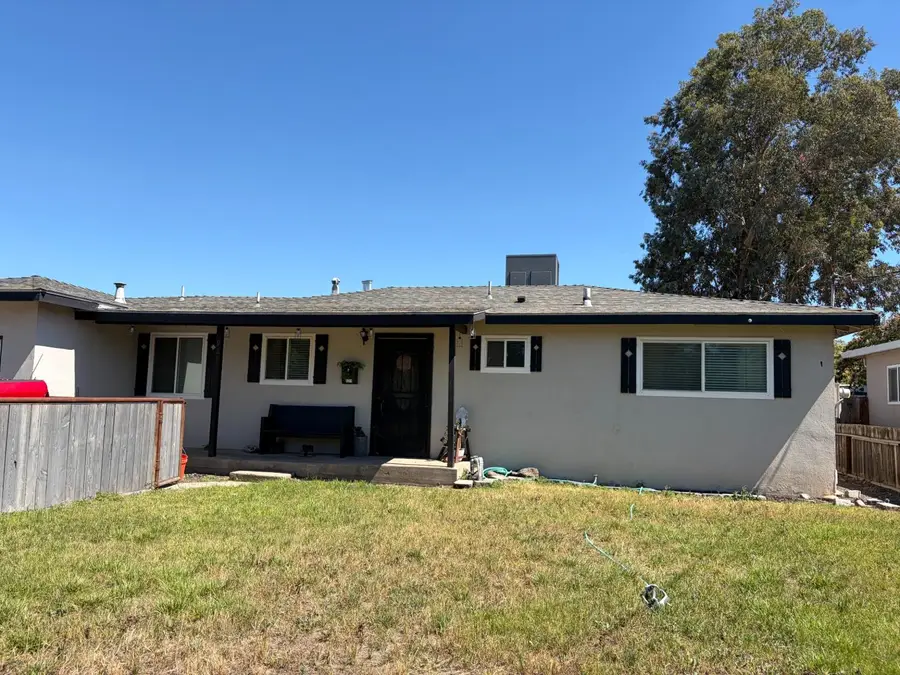 921 E E Street, Oakdale, CA 95361 - #2