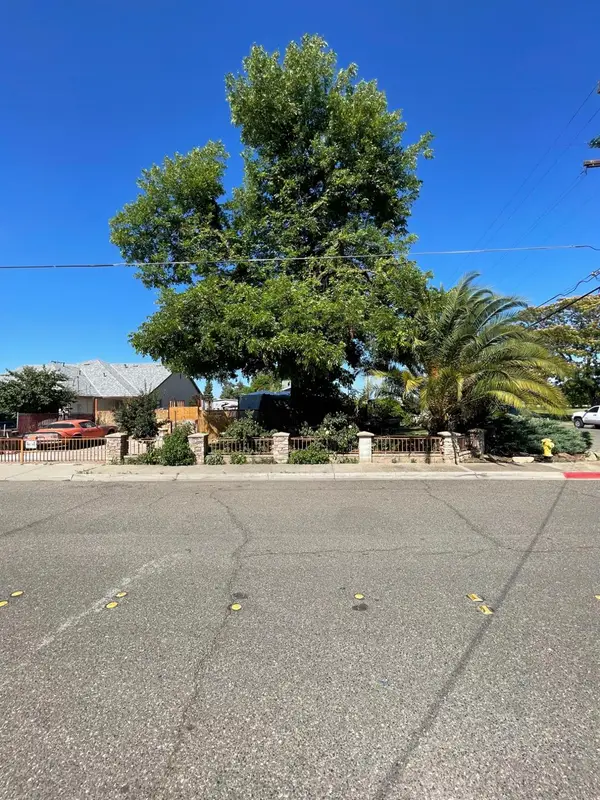 812 E H Street, Oakdale, CA 95351