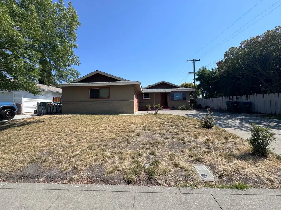 842 W Los Felis Avenue, Stockton, CA 95210 - #2