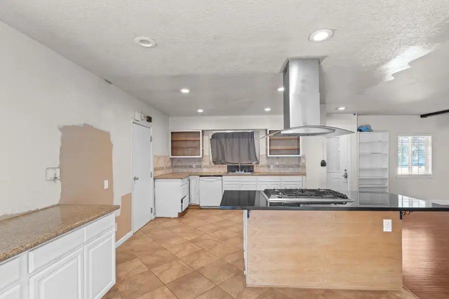 5081 Warwick Avenue, Sacramento, CA 95820 - #3