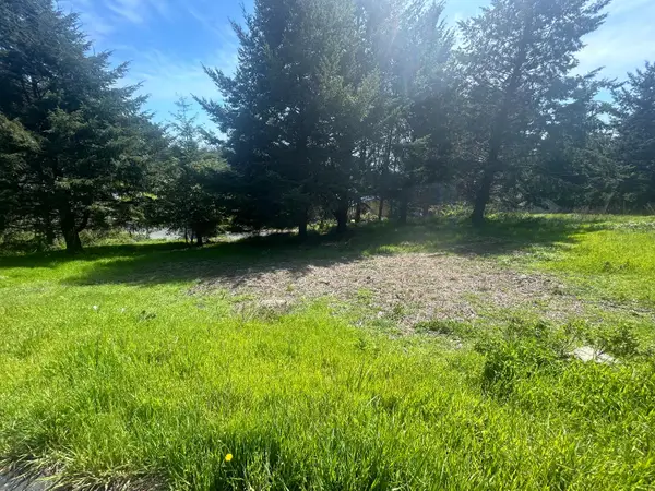 56 E Vista Rd, Whitethorn, CA 95589
