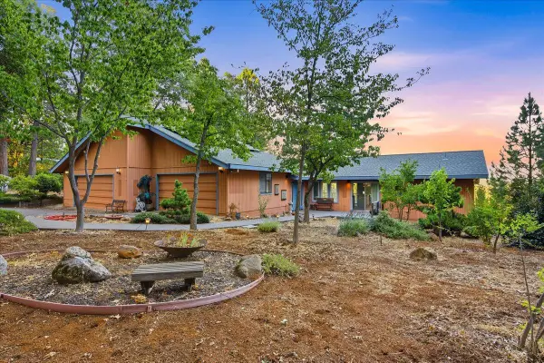 13831 Christopher Robin Wy, Grass Valley, CA 95945