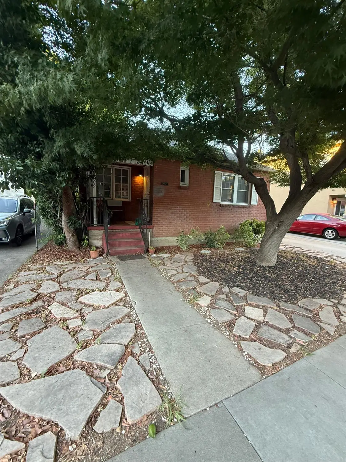 909 9th Avenue, Sacramento, CA 95818 - #1