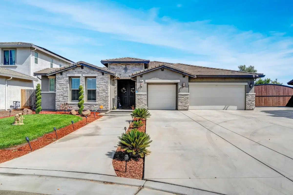 3387 W Kamm Avenue, Dinuba, CA 93618 - #1