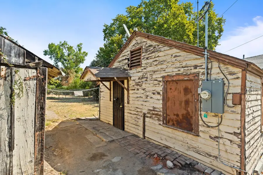 242 W 28th Street, Merced, CA 95340 - #3