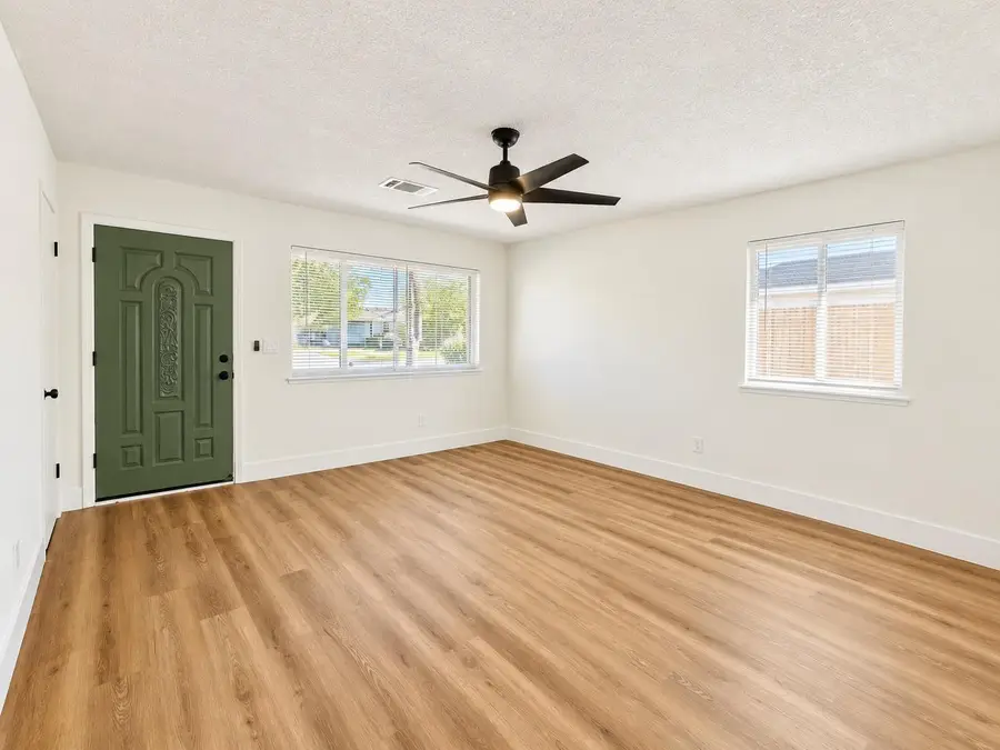587 Sunset Street, Kingsburg, CA 93631 - #3