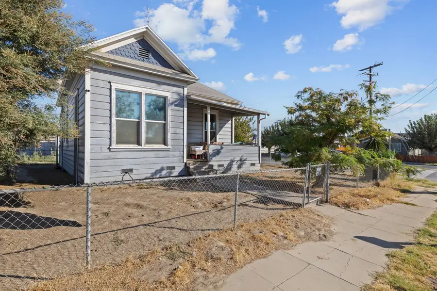 130 E 4th Street, Hanford, CA 93230 - #2
