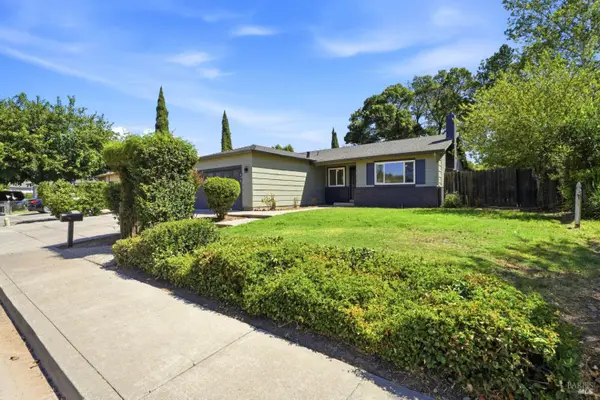 640 E Creekside Circle, Dixon, CA 95620