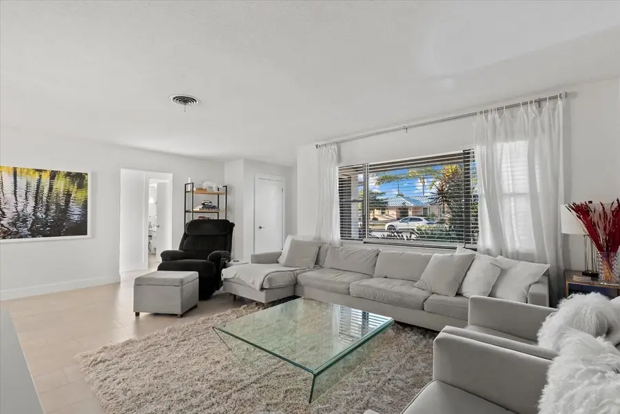 6835 Roxbury Drive, Sarasota, FL 34231 - Image #2