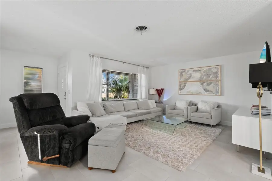 6835 Roxbury Drive, Sarasota, FL 34231 - Image #3