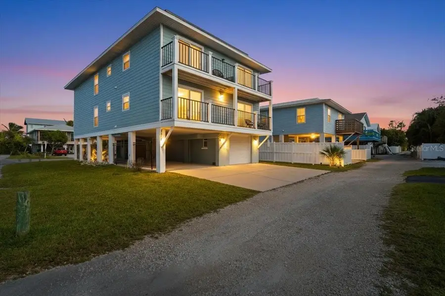 2518 Avenue B, Bradenton Beach, FL 34217 - #3