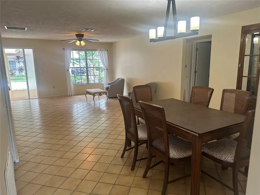 4242 Oakhurst Circle E, Sarasota, FL 34233 - #3