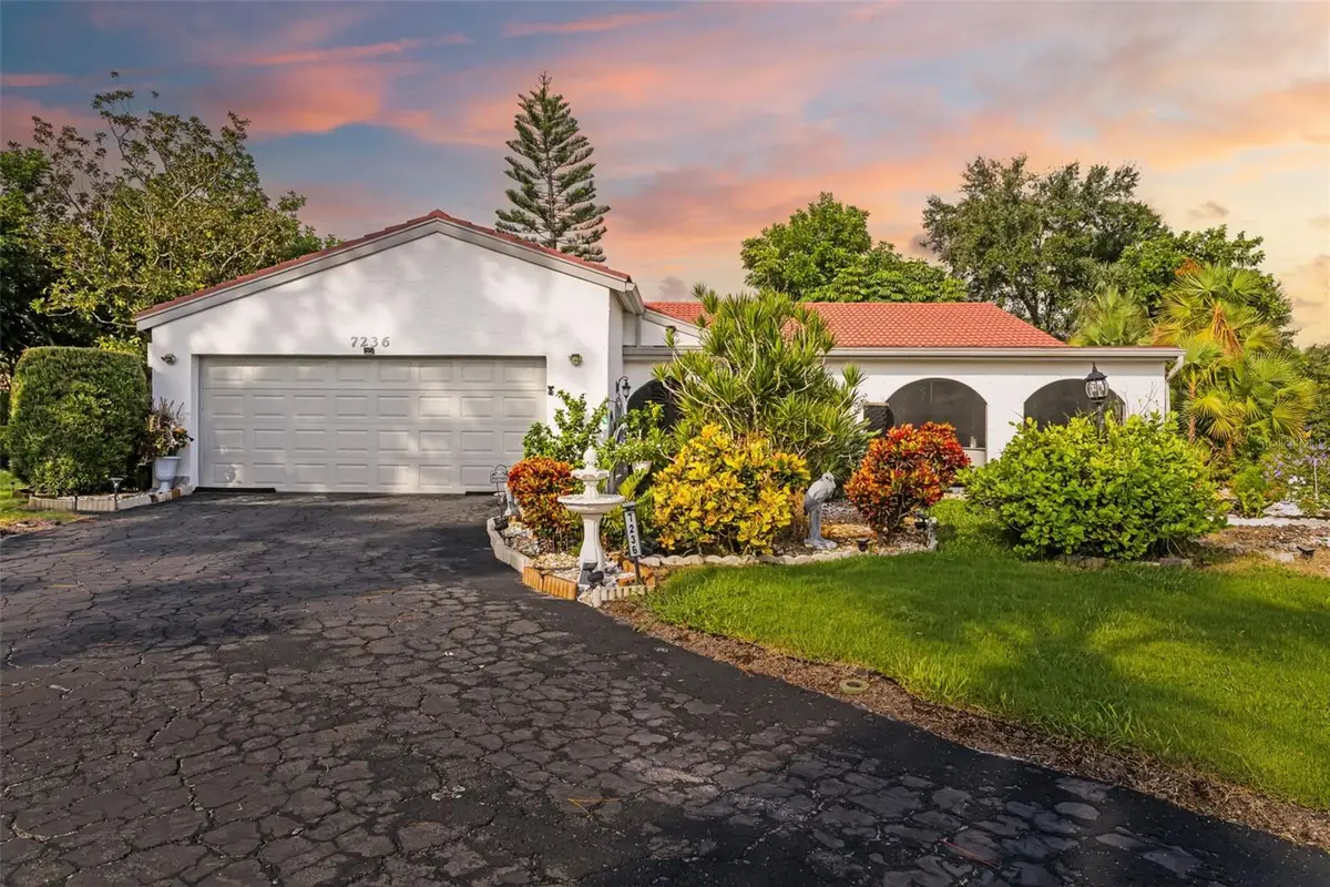 7236 Las Casas Dr, Sarasota, FL 34243 - #1