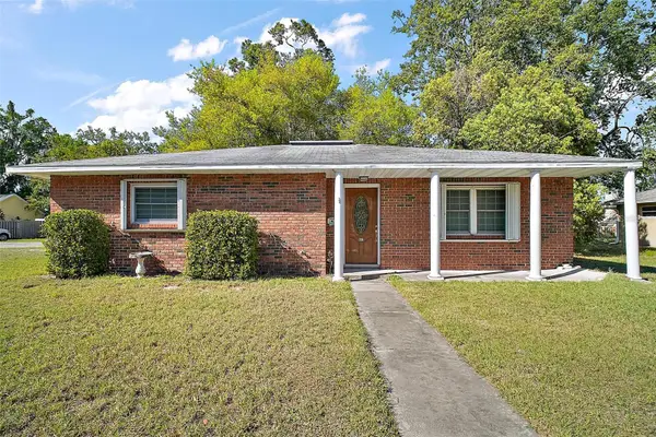 208 Palm Way, TAVARES, FL 32778