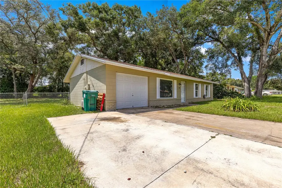 998 Hibiscus Street, Lady Lake, FL 32159 - Image #2