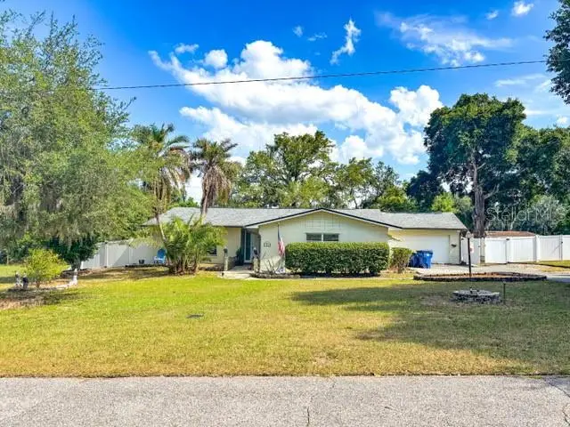 121 E Pine St, Howey In The Hills, FL 34737 - #1