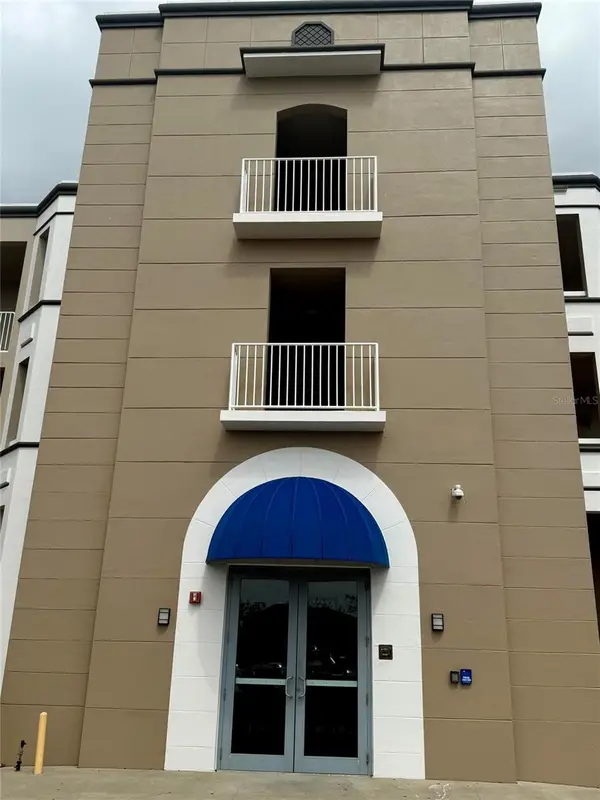 8111 Lakewood Main Street #207, LAKEWOOD RANCH, FL 34202