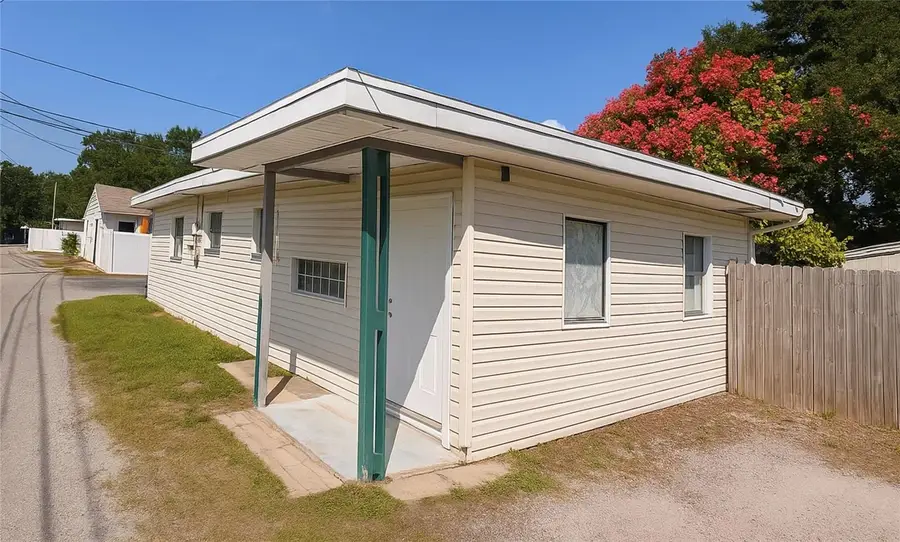 110 NE Monroe Circle N, Saint Petersburg, FL 33702 - Image #2