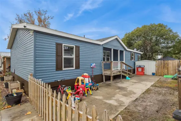 4 Cayman Circle, UMATILLA, FL 32784