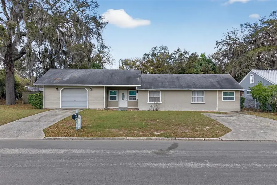 1109 E 8th Avenue, Mount Dora, FL 32757 - #2