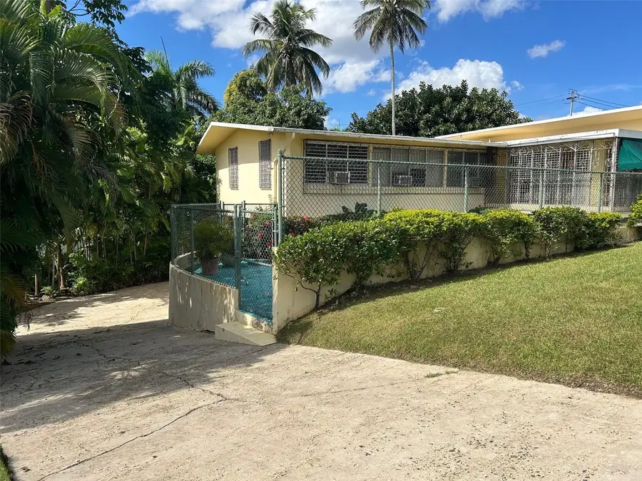 URB GARDEN HILLS Terrace St. #L4, Guaynabo, PR 00969 - Image #2