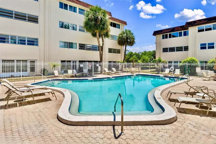 209 NE Lincoln Circle N #105, Saint Petersburg, FL 33702 - Image #2