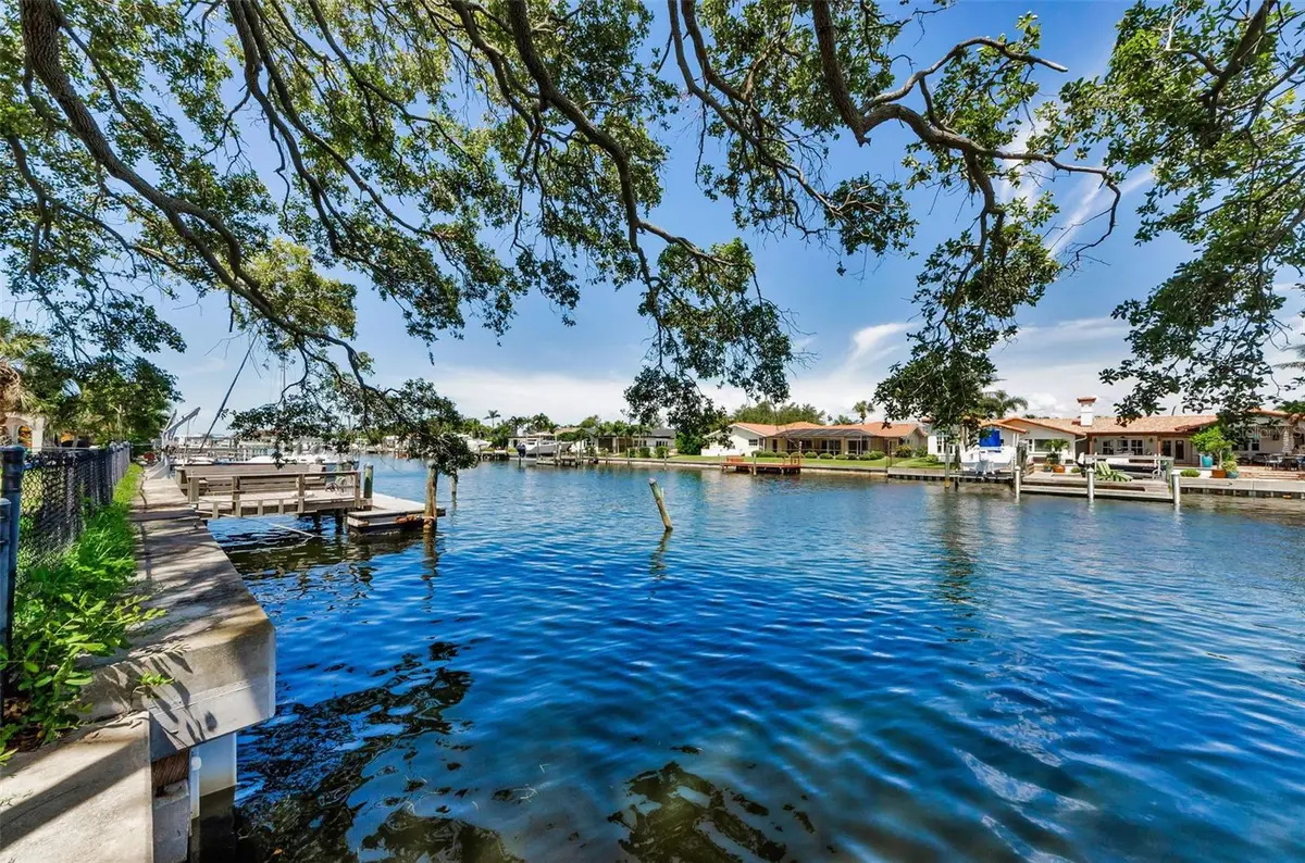 2053 Iowa Avenue Ne, Saint Petersburg, FL 33703 - Image #1