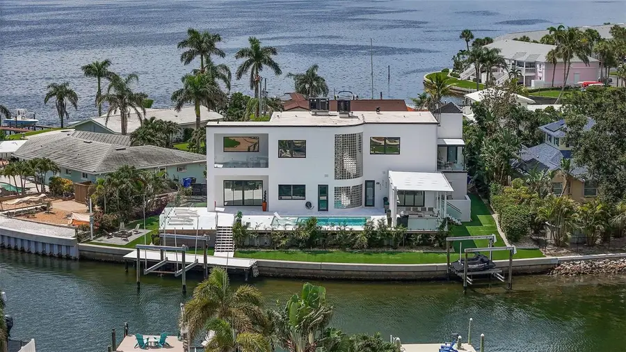 585 Dolphin Avenue Se, Saint Petersburg, FL 33705 - Image #2