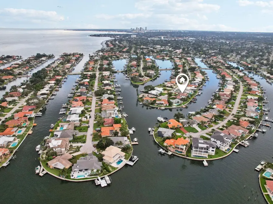 2085 Massachusetts Avenue Ne, Saint Petersburg, FL 33703 - Image #3