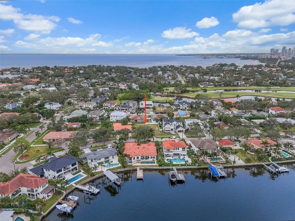 372 Bayview Drive Ne, Saint Petersburg, FL 33704 - Image #1