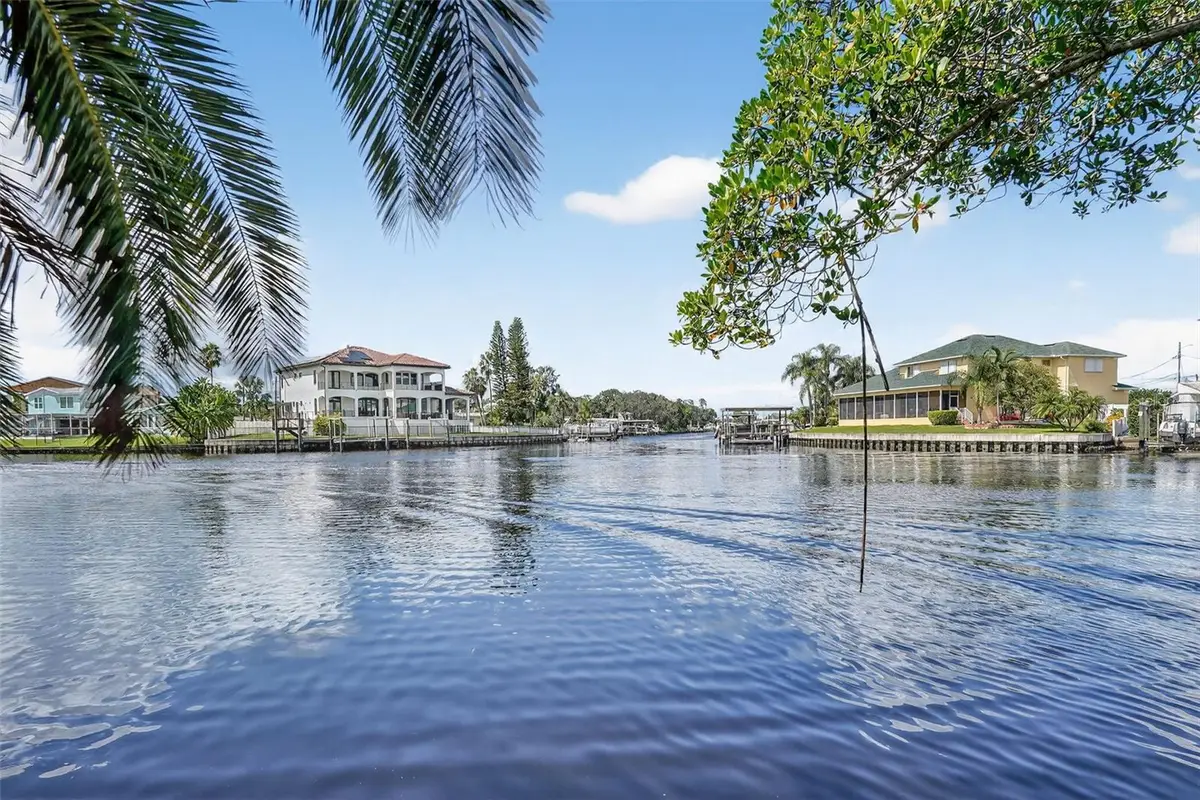 330 90th Avenue Ne, Saint Petersburg, FL 33702 - Image #1