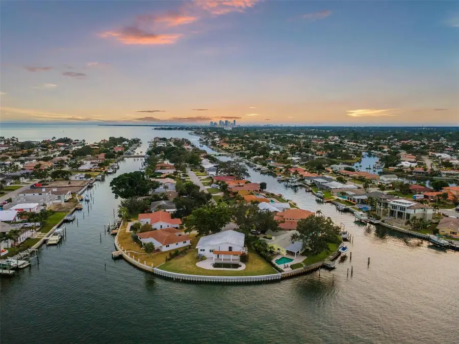 2096 Iowa Avenue Ne, Saint Petersburg, FL 33703 - Image #3