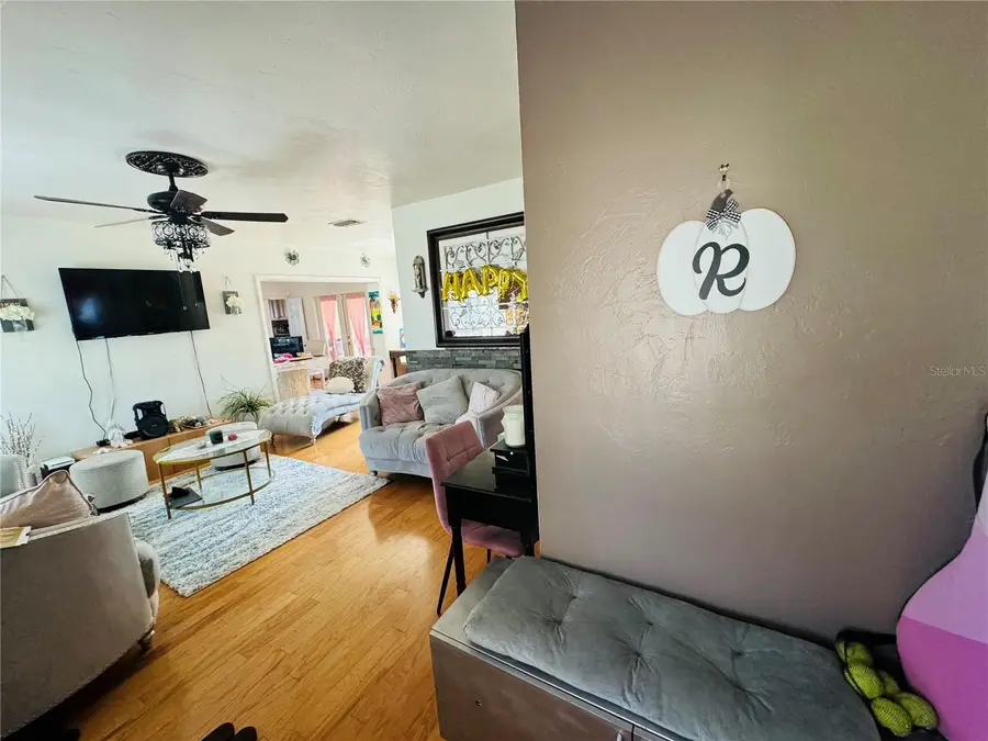 910 Robinson Drive N, Saint Petersburg, FL 33710 - Image #2