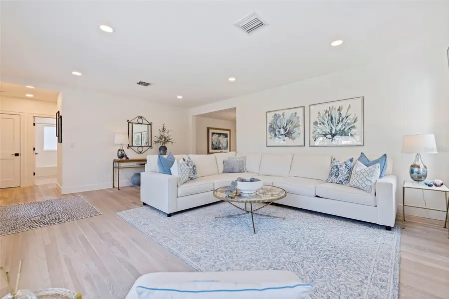 176 25th Avenue N, Saint Petersburg, FL 33704 - Image #3