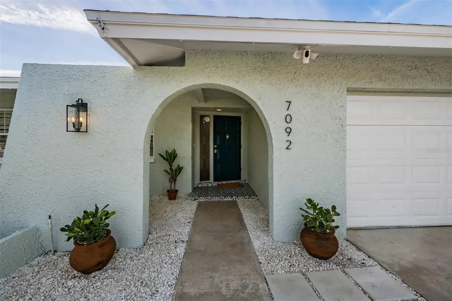 7092 S Shore Drive, Saint Petersburg, FL 33707 - Image #2