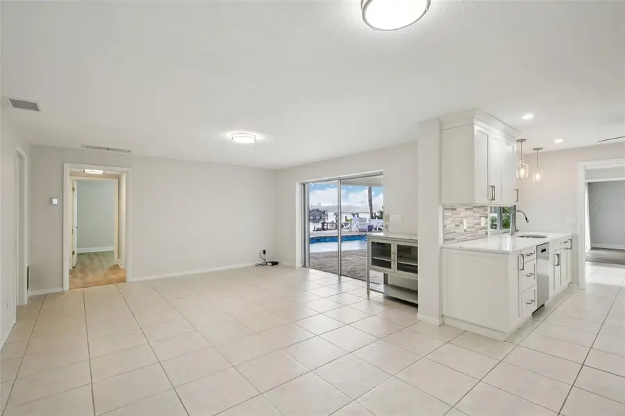 2180 Dolphin Boulevard S, Saint Petersburg, FL 33707 - Image #3