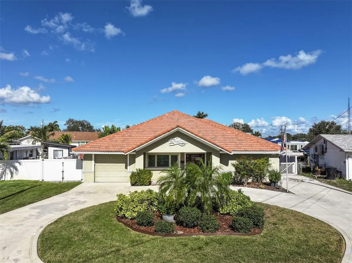 9453 Treasure Lane Ne, Saint Petersburg, FL 33702 - Image #1