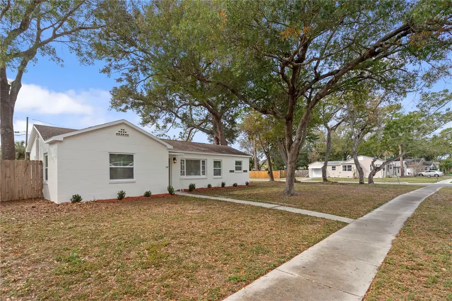 134 SW Lincoln Circle N, Saint Petersburg, FL 33703 - Image #2